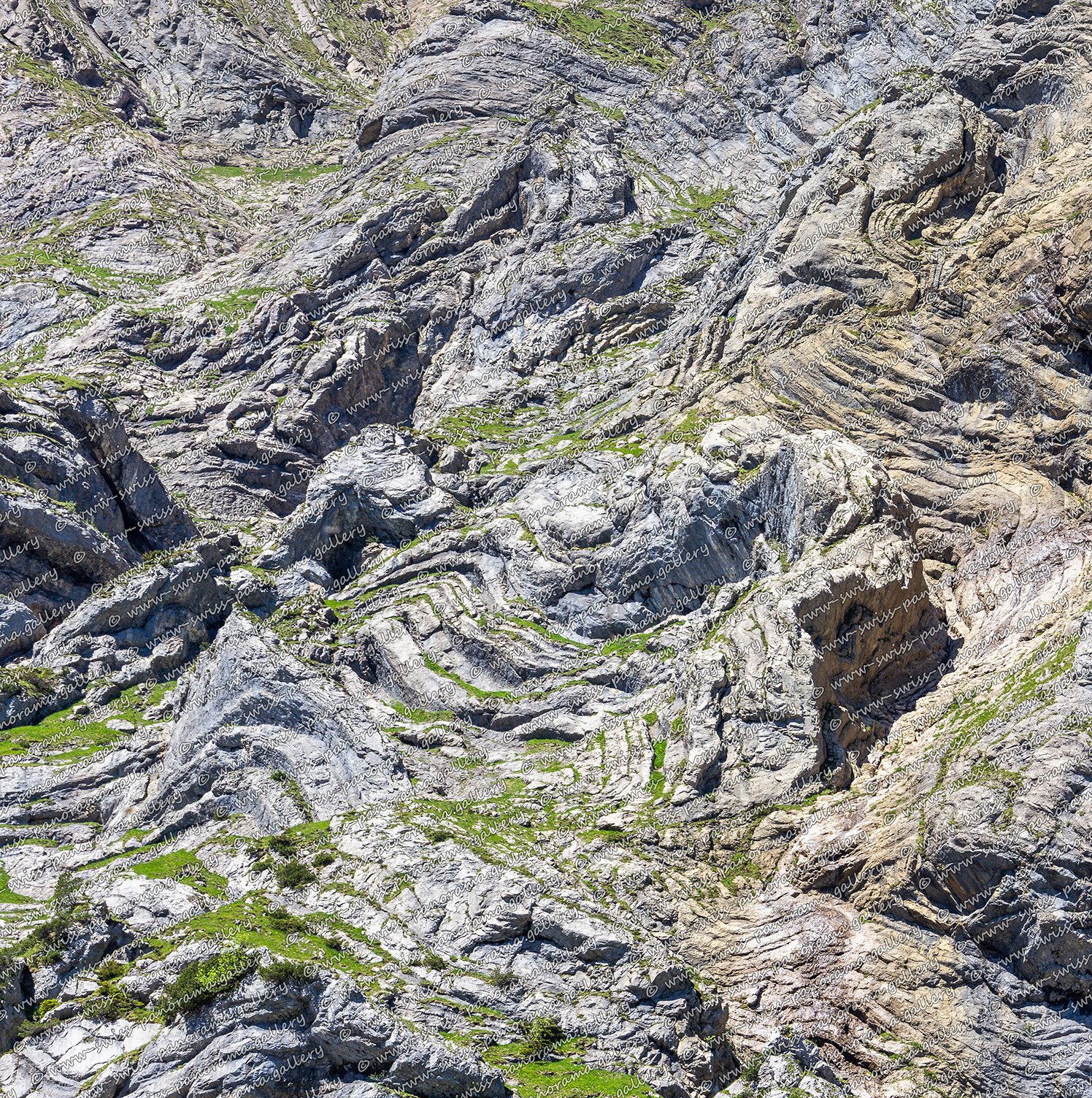 Bergpanorama Südwand des Gitschen mit beeindruckenden Gebirgsfaltungen