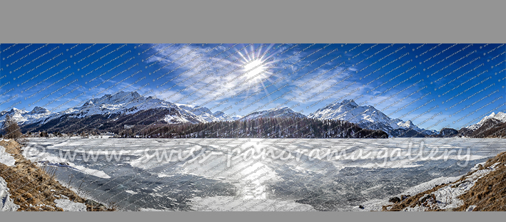 Tief stehende Wintersonne über dem gefrorenen Silsersee Oberengadin Schwarzeis Alpen Panorama Silvaplana Sils Maloja