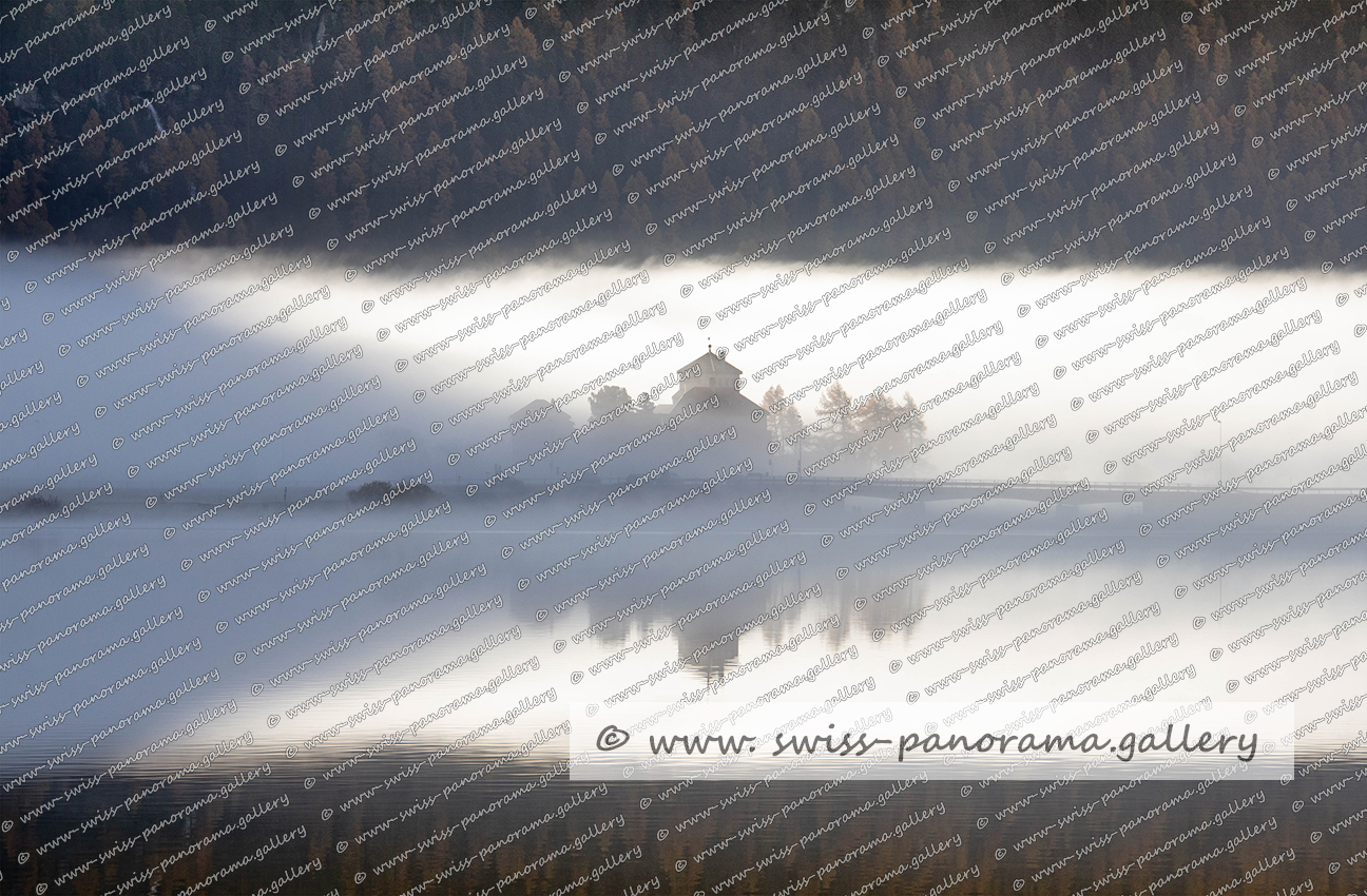 Reflektion von Silaplana und Schloss Crap da Saas im Laj da Champfer Panorama Oberengadin Reflektionen