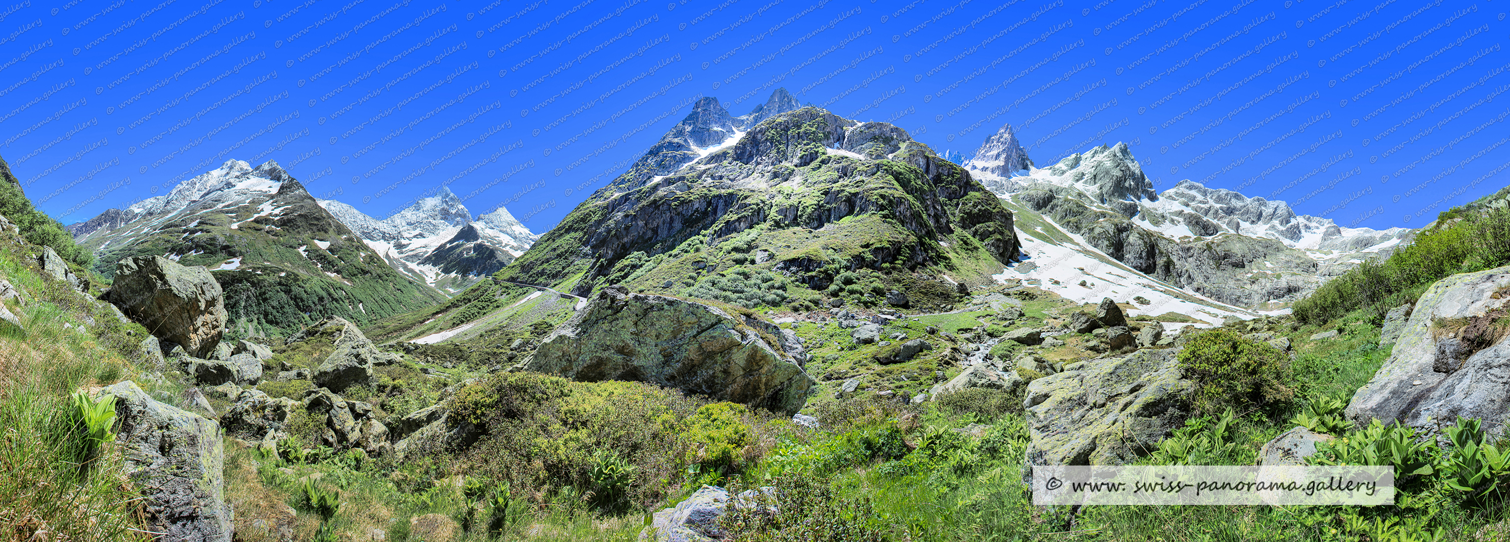 Alte Axenstrasse entlang des Urnersee im Kanton Uri Alpenpanorama